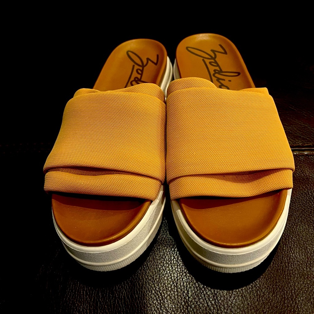 Size 8.5 Zodiac “Jolie” tan fabric slide. Like new!
